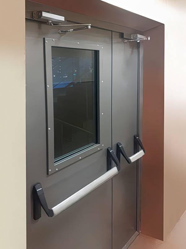 Дверь с остеклением, внутренняя сторона (ул. Покрышкина, 4)