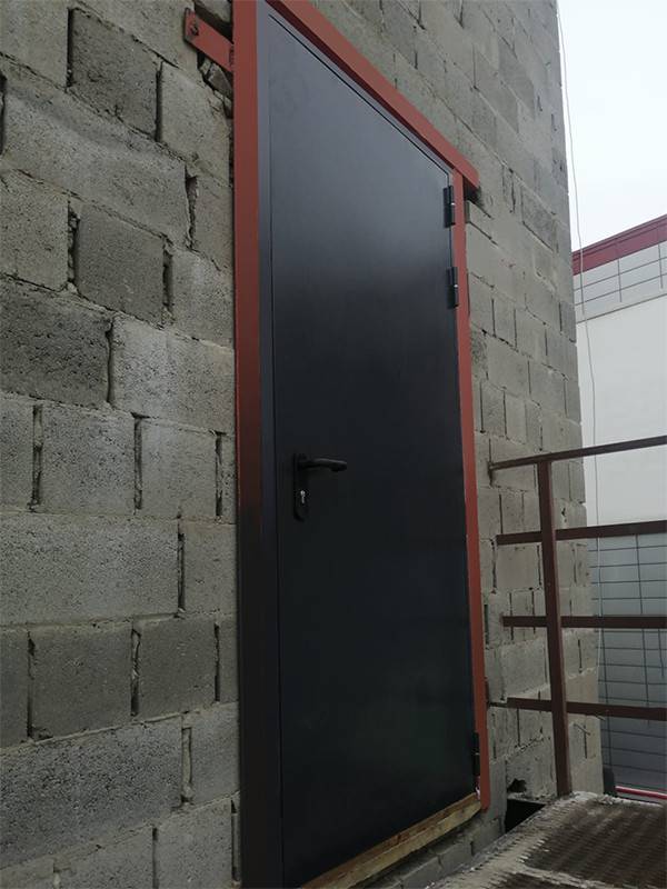 Огнестойкая дверь, вид с улицы (пос. Томилино)