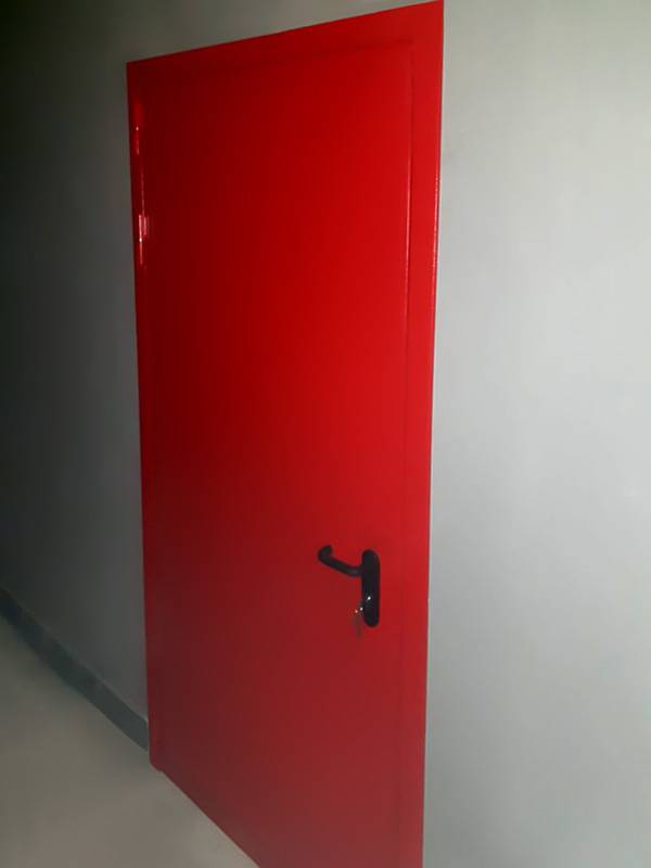 Огнеупорная дверь, вид спереди Огнеупорная дверь, вид спереди