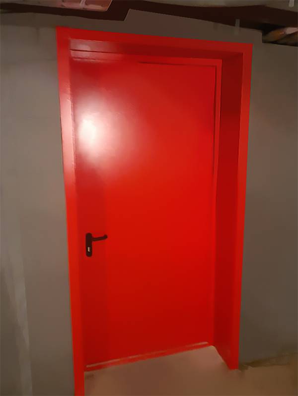 Пожаростойкая дверь с внутренней стороны Пожаростойкая дверь с внутренней стороны